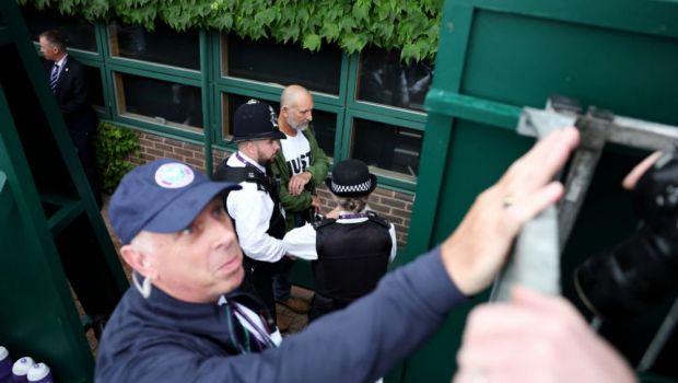 
	Protestatarii au oprit meciul! Ce s-a întâmplat pe terenul 18, la Wimbledon&nbsp;
