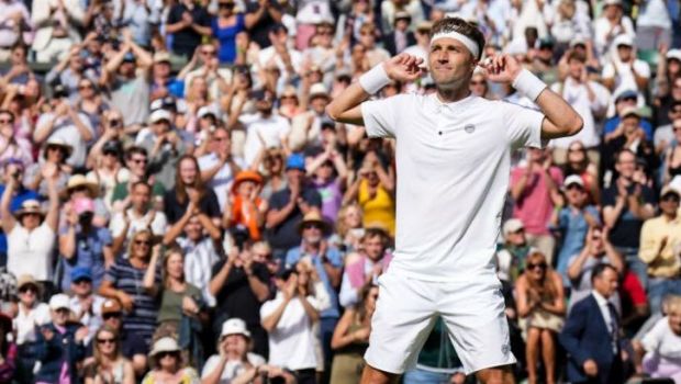 
	Terenul Central de la Wimbledon a erupt! Finalistul Roland Garros, învins de numărul 142 ATP cu 6-0 în decisiv
