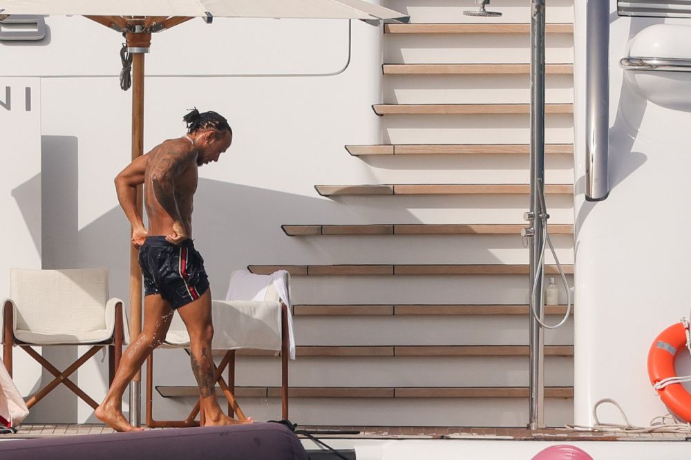 Lewis Hamilton, pe yacht cu o tânără de 20 de ani la câteva zile după ce a petrecut în club cu Shakira _4