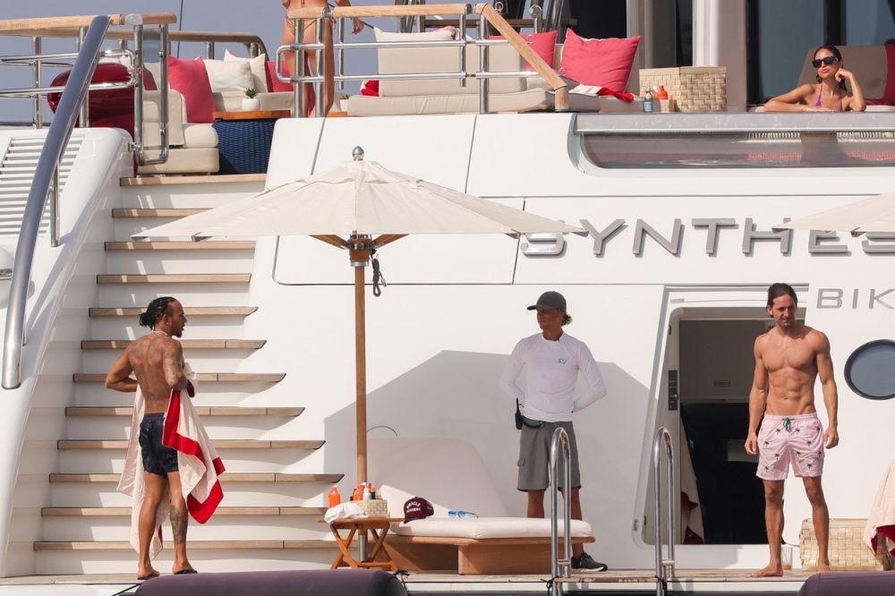 Lewis Hamilton, pe yacht cu o tânără de 20 de ani la câteva zile după ce a petrecut în club cu Shakira _5