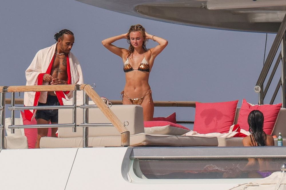 Lewis Hamilton, pe yacht cu o tânără de 20 de ani la câteva zile după ce a petrecut în club cu Shakira _8