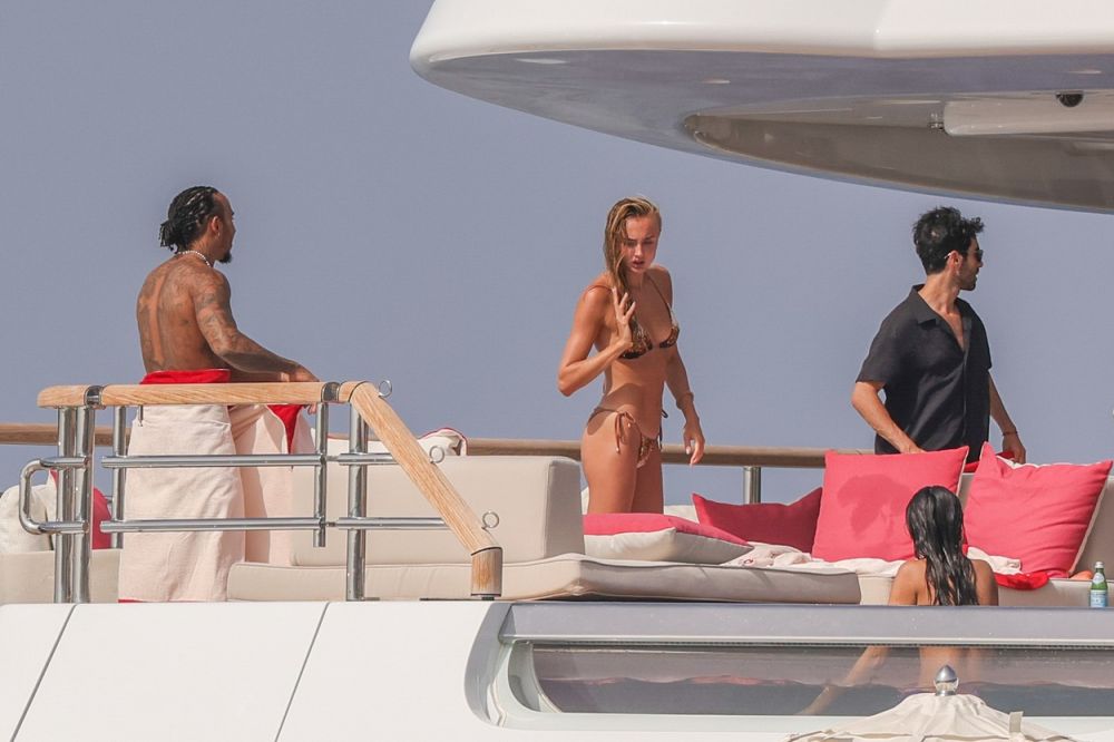 Lewis Hamilton, pe yacht cu o tânără de 20 de ani la câteva zile după ce a petrecut în club cu Shakira _9