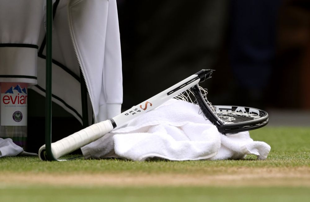 S-a enervat Djokovic! Sârbul a făcut praf o rachetă, în setul decisiv al finalei de la Wimbledon. Publicul l-a huiduit_17