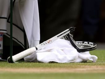 
	S-a enervat Djokovic! Sârbul a făcut praf o rachetă, în setul decisiv al finalei de la Wimbledon. Publicul l-a huiduit
