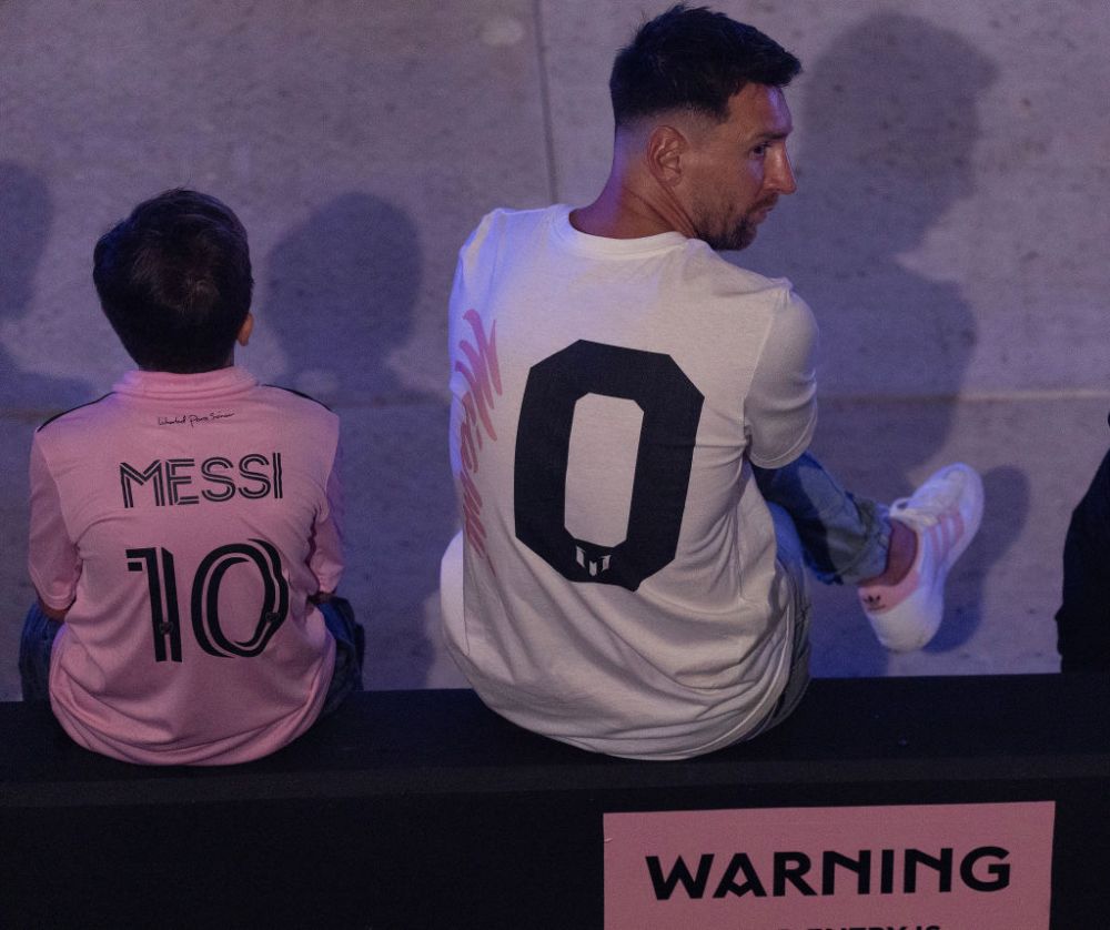 Spectacol total la prezentarea lui Messi și Busquets la Inter Miami! Momentul a fost amânat inițial de o furtună _12