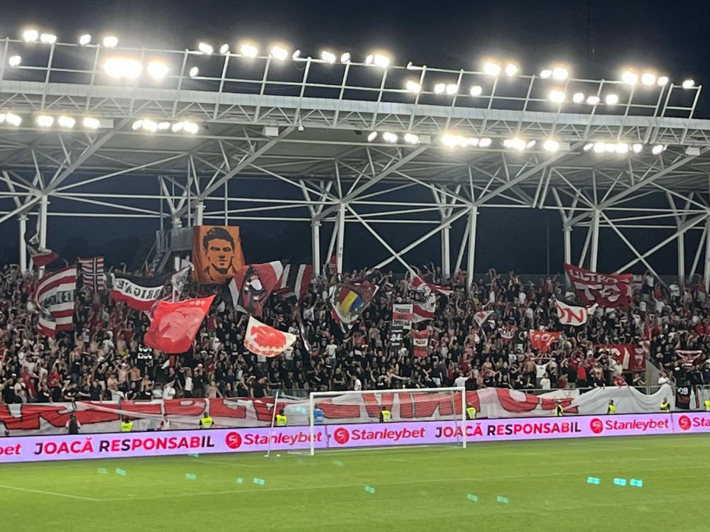 Atmosferă superbă realizată de fanii lui Dinamo pe "Arcul de Triumf". Ce bannere au afișat în startul meciului cu Universitatea Craiova_2