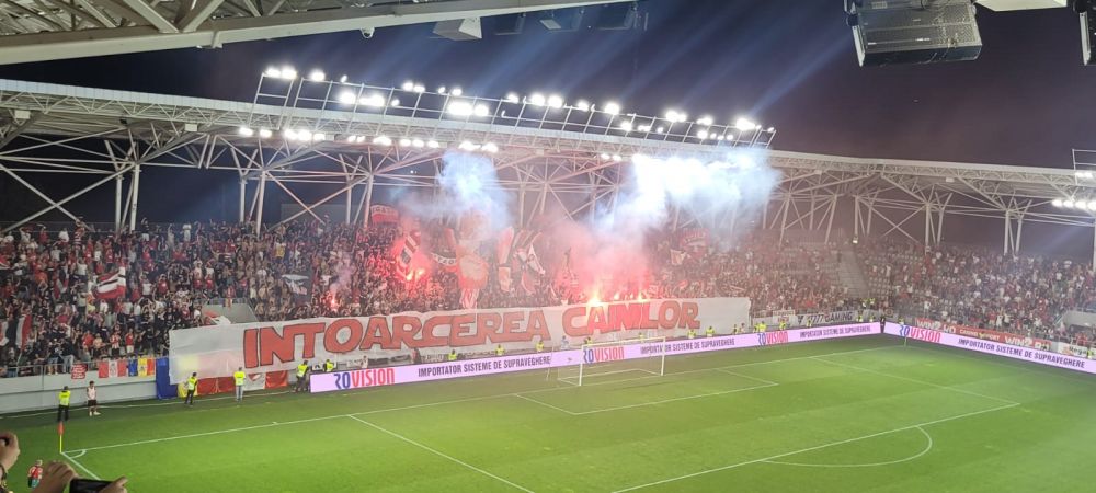 Atmosferă superbă realizată de fanii lui Dinamo pe "Arcul de Triumf". Ce bannere au afișat în startul meciului cu Universitatea Craiova_5