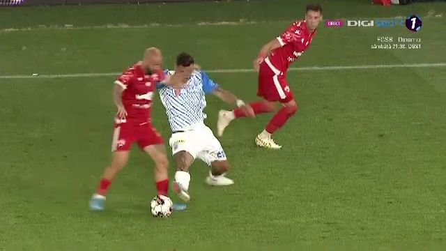 Controversă în Dinamo - Universitatea Craiova! "Câinii" au reclamat un fault înaintea penalty-ul scos de Mitriță_1