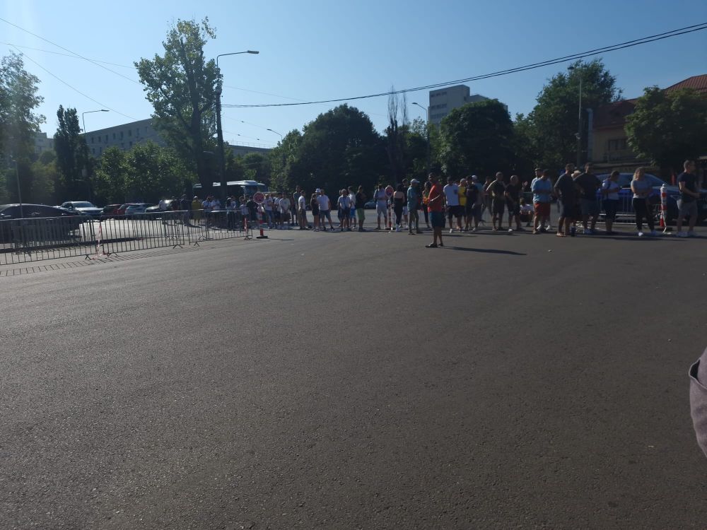 Nebunie la Arena Națională! Sute de oameni stau la cozi pentru a lua bilete la FCSB - Dinamo. Au venit MM Stoica și Mustață_1
