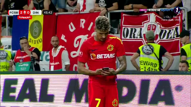 Un fan dinamovist și-a aruncat telefonul spre Florinel Coman! Fotbalistul a avut o reacție genială _3