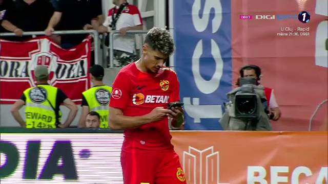 Un fan dinamovist și-a aruncat telefonul spre Florinel Coman! Fotbalistul a avut o reacție genială _34