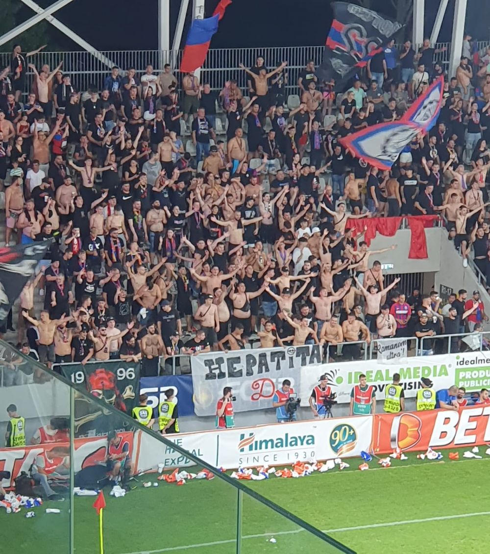Bannerele fanilor FCSB la meciul cu Dinamo. Ironii în lanț spre "câini"_1