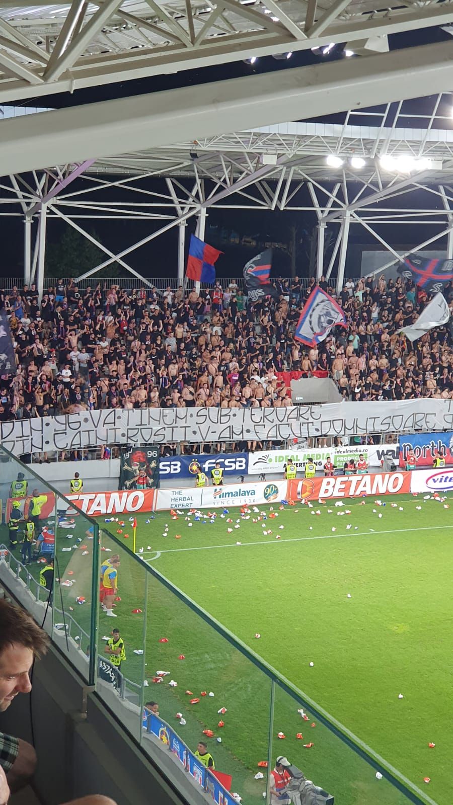 Bannerele fanilor FCSB la meciul cu Dinamo. Ironii în lanț spre "câini"_5