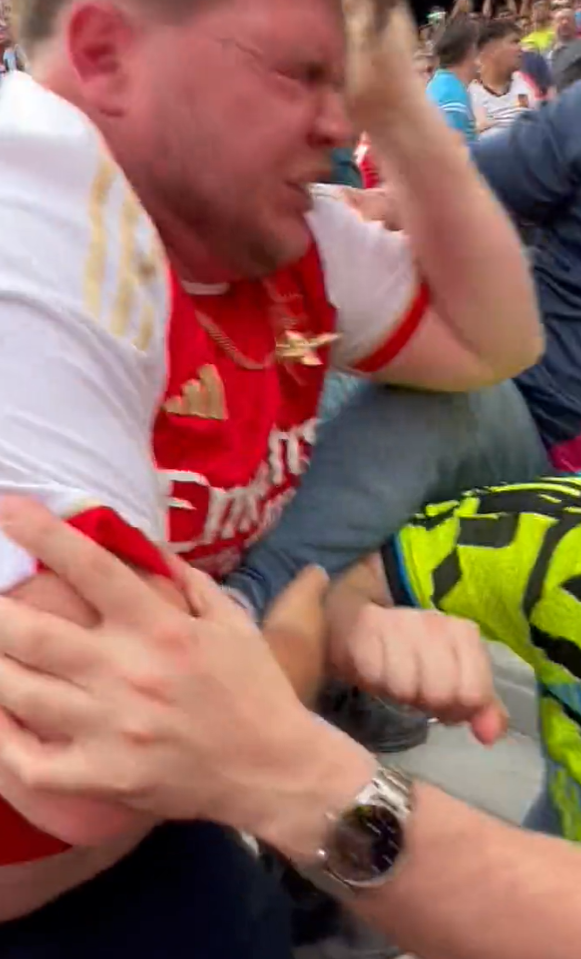 S-a lăsat cu sânge! Fanii lui Arsenal s-au luat la bătaie în tribune în timpul amicalului cu Manchester United _1