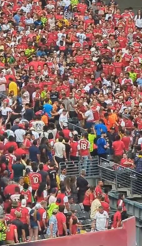 S-a lăsat cu sânge! Fanii lui Arsenal s-au luat la bătaie în tribune în timpul amicalului cu Manchester United _3