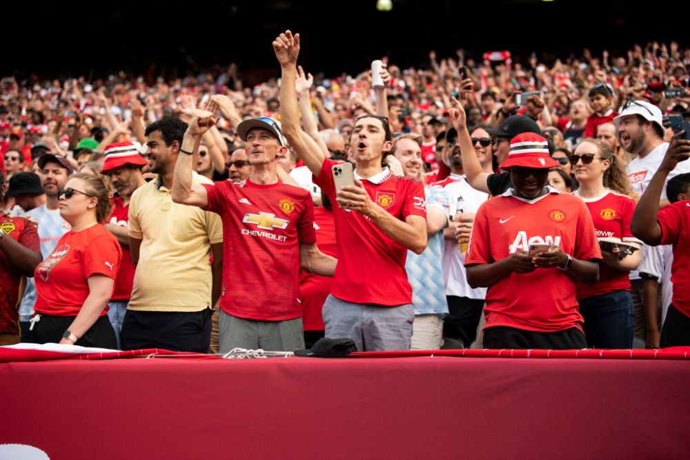 S-a lăsat cu sânge! Fanii lui Arsenal s-au luat la bătaie în tribune în timpul amicalului cu Manchester United _7