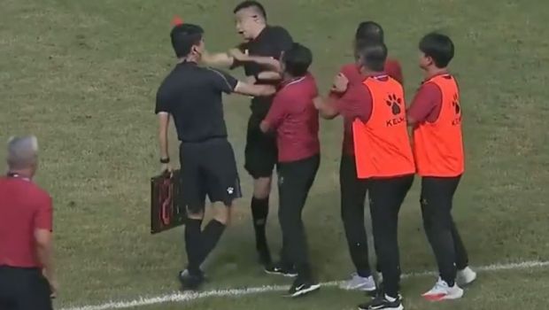 Jap! Cum îi pălmuiesc antrenorii de fotbal din China pe arbitrii care le arată cartonașul roșu