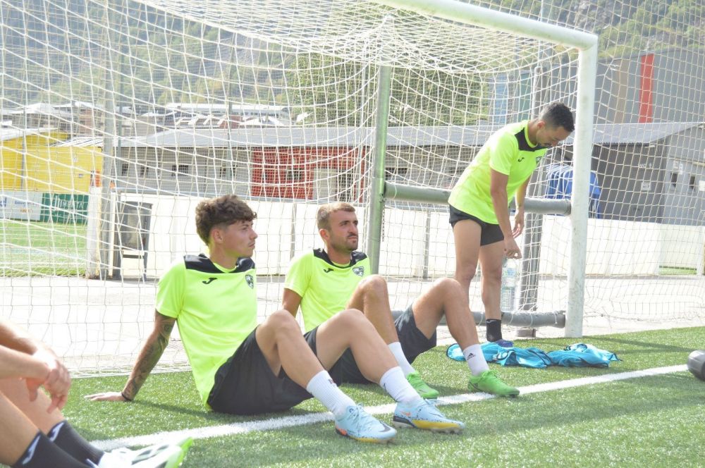 După un deceniu jucat în Barcelona, fostul coleg de la națională al lui Andrei Vlad, Denis Haruț sau Alexandru Mățan s-a transferat în prima ligă din Andorra!_3
