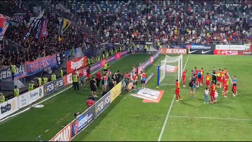 Bucurie fără margini, după victoria din Ghencea! Jucătorii FCSB s-au bucurat alături de fani la finalul partidei_14