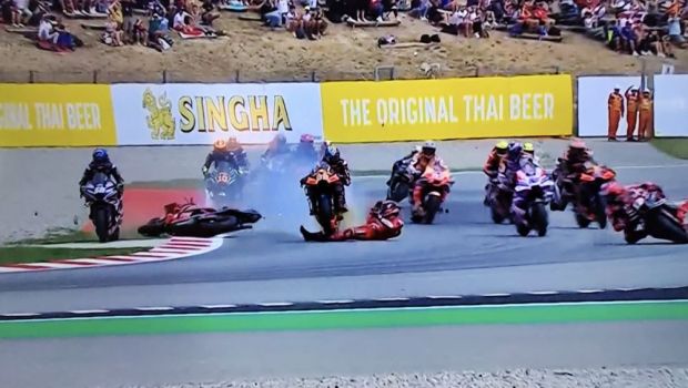 
	Cursa MotoGP din Barcelona, oprită din cauza unui accident teribil. Campionul mondial a fost călcat de un adversar
