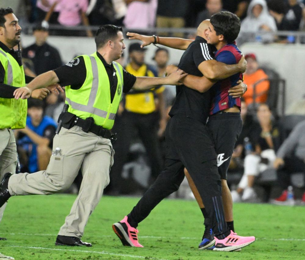 Scene incredibile la meciul lui Inter Miami. Un fan al lui Lionel Messi a intrat pe teren, iar bodyguard-ul său a acționat imediat _2