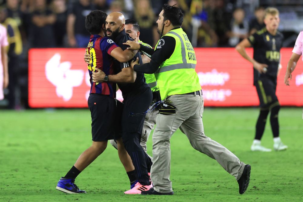 Scene incredibile la meciul lui Inter Miami. Un fan al lui Lionel Messi a intrat pe teren, iar bodyguard-ul său a acționat imediat _5