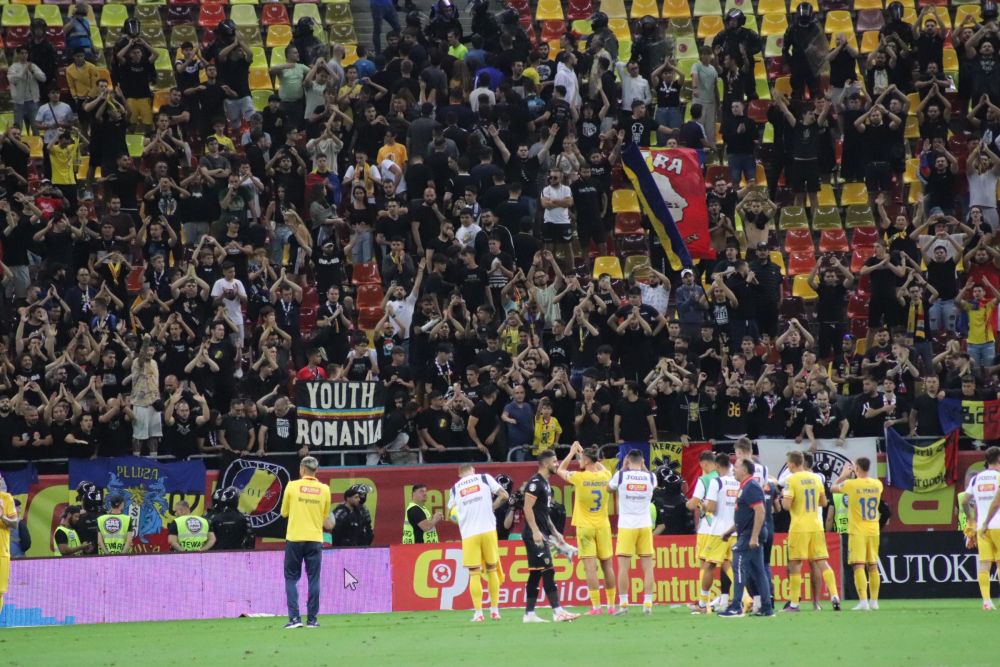 Jucătorii României s-au dus direct la ultrași după meciul cu Kosovo_13