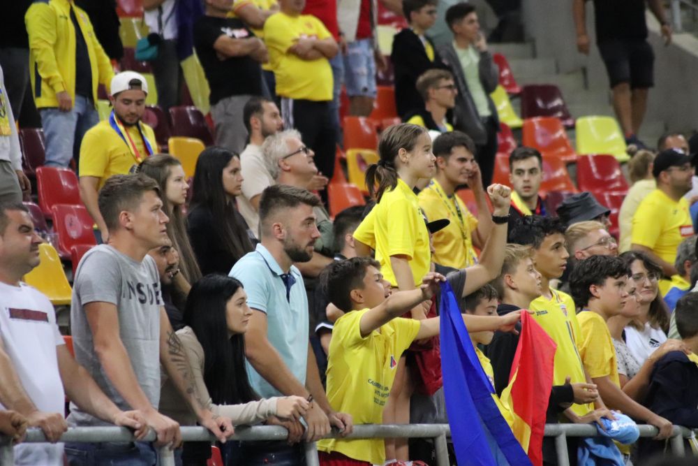 Jucătorii României s-au dus direct la ultrași după meciul cu Kosovo_5