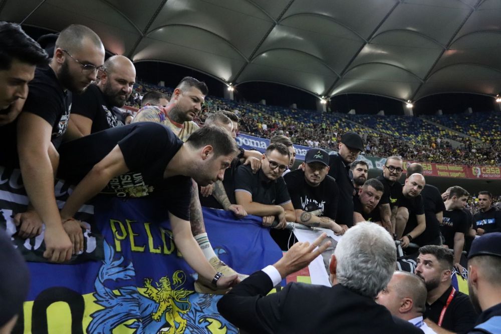 Un cunoscut om de fotbal sârb apără gestul ultrașilor români: "Voi nu ați ieșit de pe teren când s-a strigat 'țiganii' în Kosovo!"_16