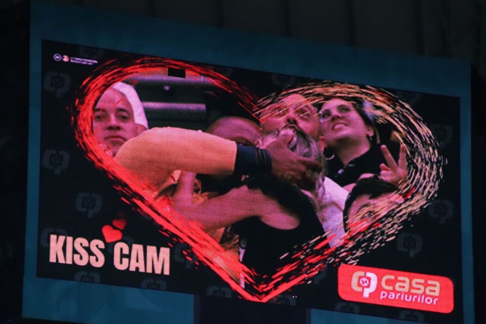 Cabral, surprins de Kiss Cam la meciul cu Kosovo! Cum au reacționat vedeta tv și soția sa_11