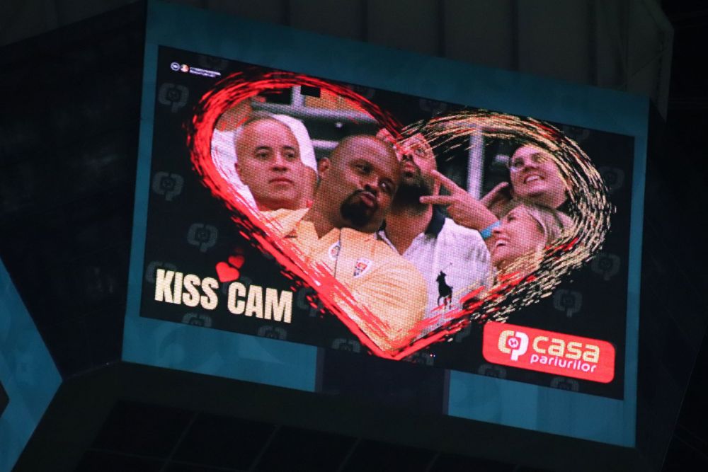 Cabral, surprins de Kiss Cam la meciul cu Kosovo! Cum au reacționat vedeta tv și soția sa_7