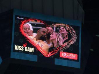 
	Cabral, surprins de Kiss Cam la meciul cu Kosovo! Cum au reacționat vedeta tv și soția sa
