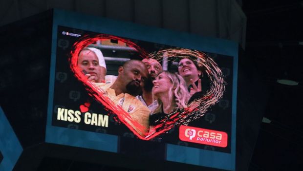
	Cabral, surprins de Kiss Cam la meciul cu Kosovo! Cum au reacționat vedeta tv și soția sa
