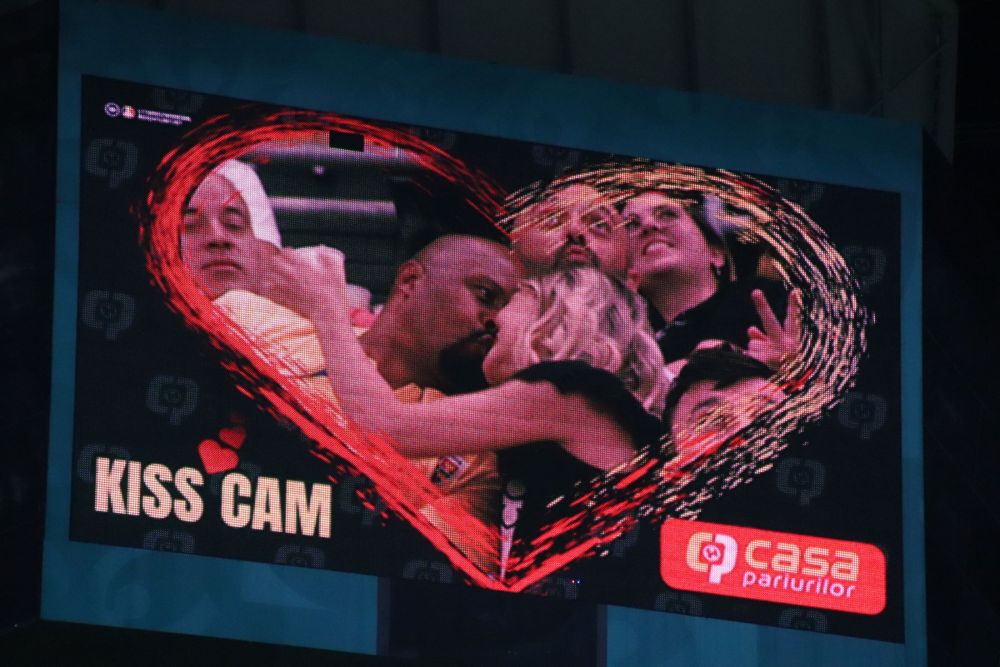 Cabral, surprins de Kiss Cam la meciul cu Kosovo! Cum au reacționat vedeta tv și soția sa_10
