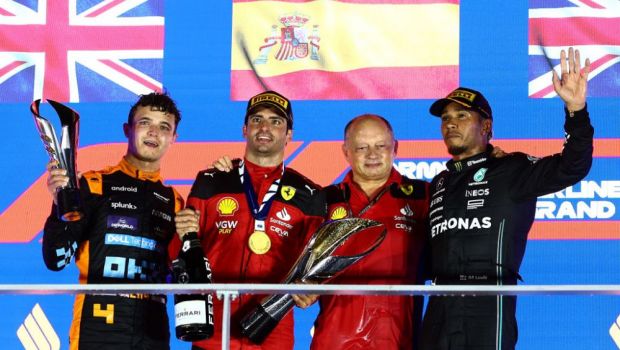 
	Victorie pentru Ferrari la Formula 1 după 434 de zile! Carlos Sainz, victorios în Marele Premiu din Singapore! Cum arată clasamentul&nbsp;
