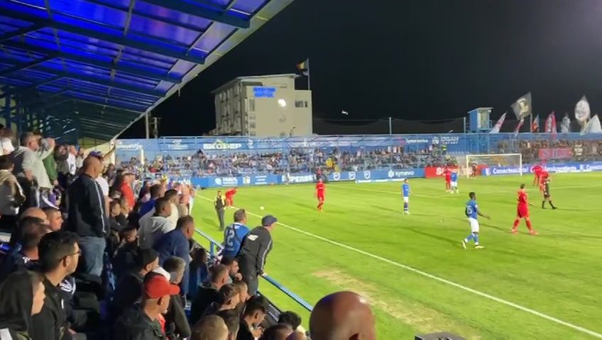 Fanii Farului au luat foc după penalty-ul primit de FCSB: Colțescu, înjurat ca la ușa cortului + pahare aruncate în teren _11