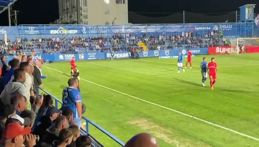 Fanii Farului au luat foc după penalty-ul primit de FCSB: Colțescu, înjurat ca la ușa cortului + pahare aruncate în teren _12