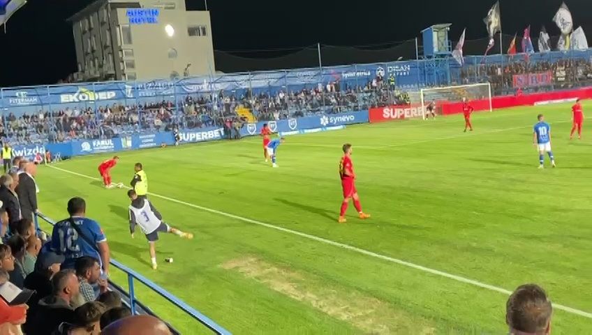 Fanii Farului au luat foc după penalty-ul primit de FCSB: Colțescu, înjurat ca la ușa cortului + pahare aruncate în teren _13