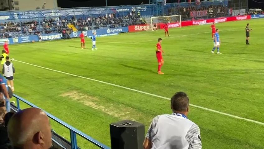 Fanii Farului au luat foc după penalty-ul primit de FCSB: Colțescu, înjurat ca la ușa cortului + pahare aruncate în teren _14