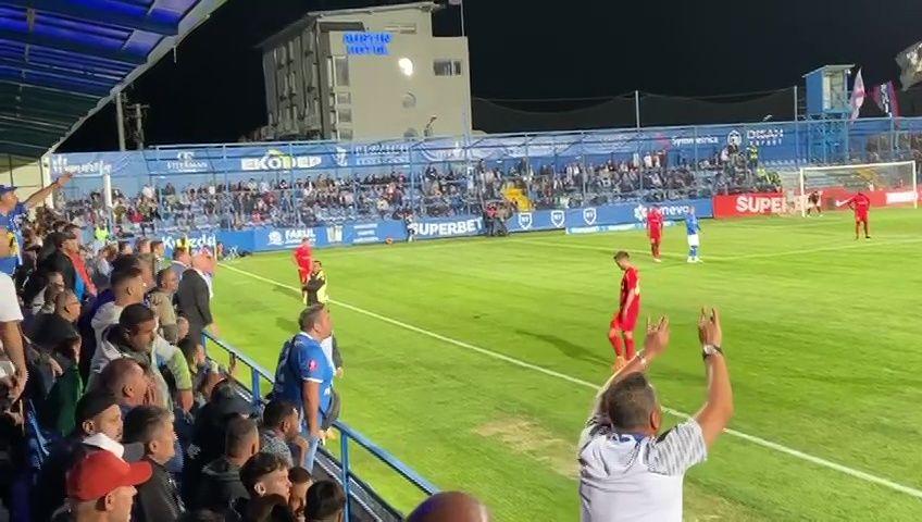 Fanii Farului au luat foc după penalty-ul primit de FCSB: Colțescu, înjurat ca la ușa cortului + pahare aruncate în teren _15