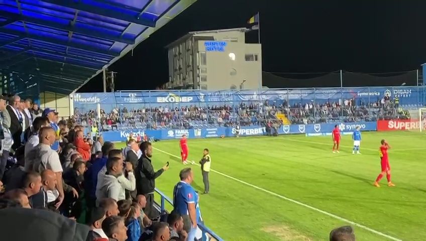 Fanii Farului au luat foc după penalty-ul primit de FCSB: Colțescu, înjurat ca la ușa cortului + pahare aruncate în teren _16