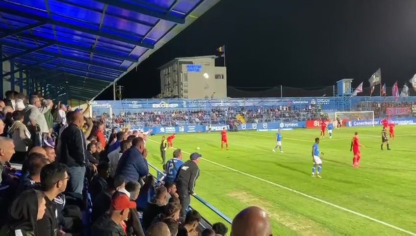 Fanii Farului au luat foc după penalty-ul primit de FCSB: Colțescu, înjurat ca la ușa cortului + pahare aruncate în teren _10