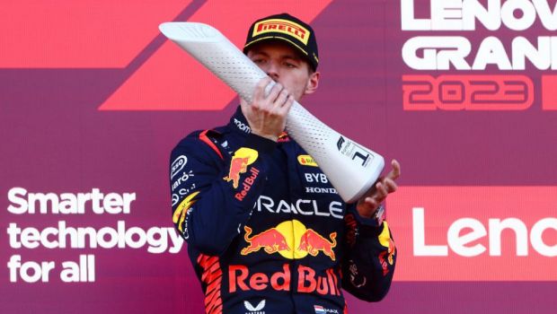 
	Max Verstappen, campion la Marele Premiu de Formula 1 al Japoniei! Trofeul spectaculos primit + Red Bull, al șaselea titlu la constructori câștigat&nbsp;
