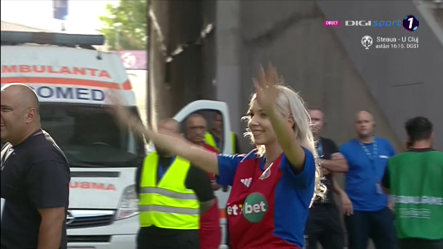 Bernadette Szocs a dat lovitura de start în CSA Steaua - 'U' Cluj! Prezentare de gală oferită de crainicul stadionului_13
