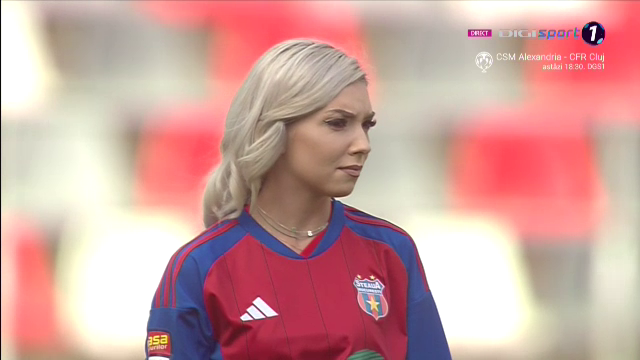 Bernadette Szocs a dat lovitura de start în CSA Steaua - 'U' Cluj! Prezentare de gală oferită de crainicul stadionului_16