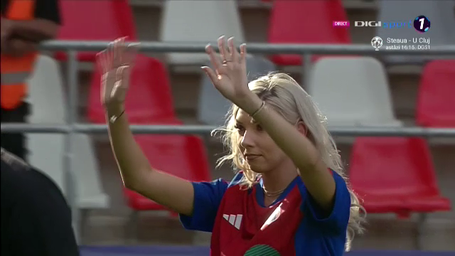 Bernadette Szocs a dat lovitura de start în CSA Steaua - 'U' Cluj! Prezentare de gală oferită de crainicul stadionului_3