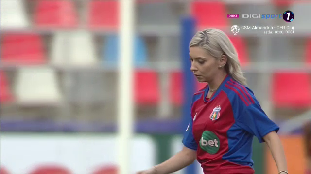 Bernadette Szocs a dat lovitura de start în CSA Steaua - 'U' Cluj! Prezentare de gală oferită de crainicul stadionului_31
