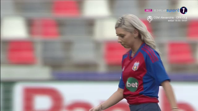Bernadette Szocs a dat lovitura de start în CSA Steaua - 'U' Cluj! Prezentare de gală oferită de crainicul stadionului_32