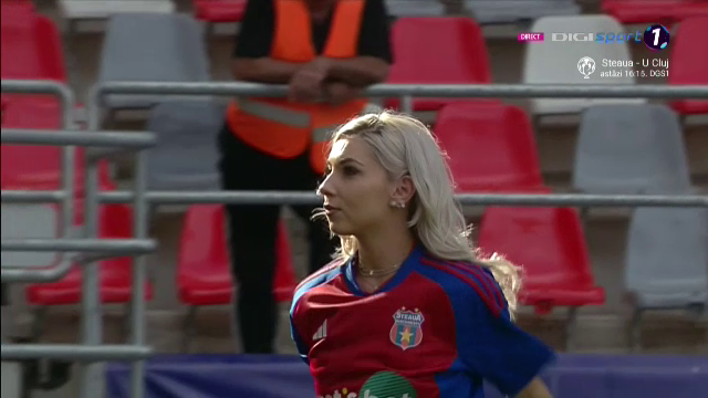 Bernadette Szocs a dat lovitura de start în CSA Steaua - 'U' Cluj! Prezentare de gală oferită de crainicul stadionului_5