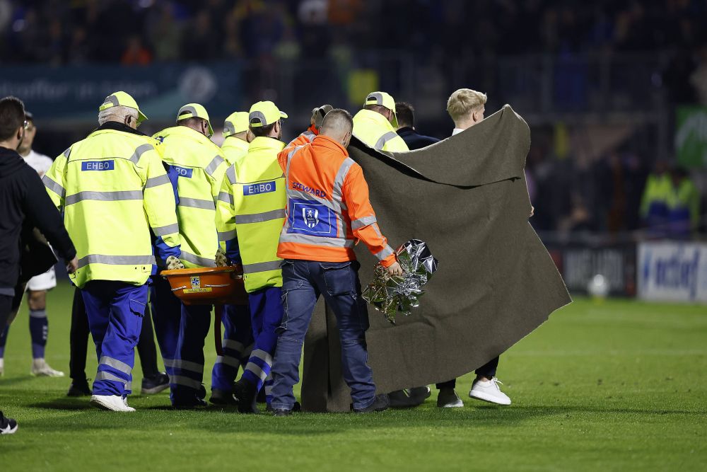 Meciul Waalwijk - Ajax, suspendat după o accidentare gravă a portarului! Momente dramatice în Eredivisie_1